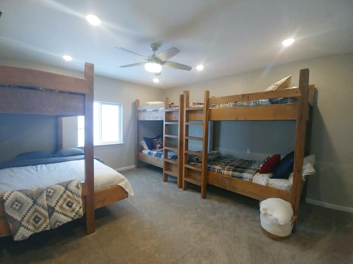 双层房配有5张单人床和1张1.8米宽双人床。 带浴缸的套内卫生间。 一楼靠近洗衣房。