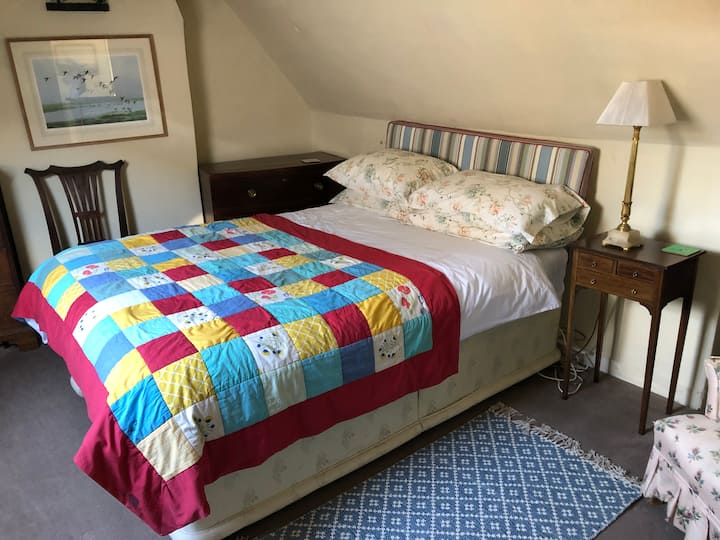 חדר שינה שני בקומה השנייה עם מטבחון ומקלחת.