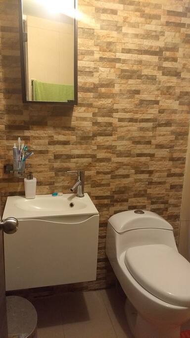 Baño con ducha hidromasaje