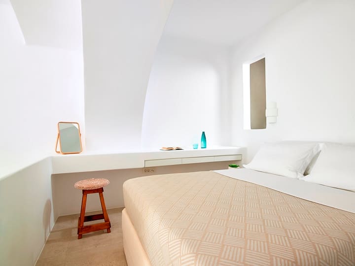 Spálňa s manželskou posteľou veľkosti Queen