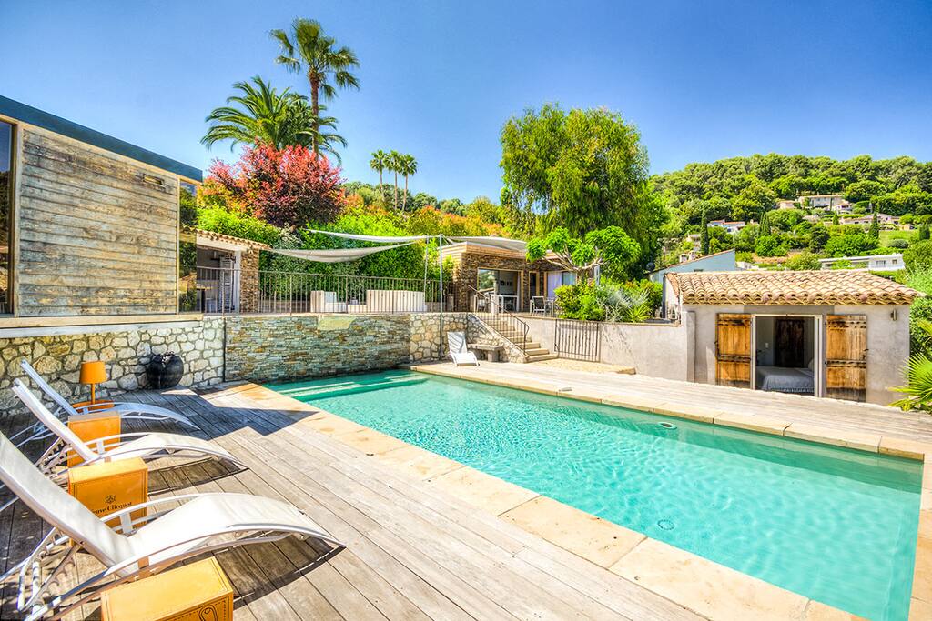 Piscine et sauna suspendu