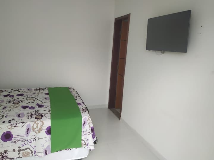 Спална соба со сопствена бања, минибар и паметен телевизор