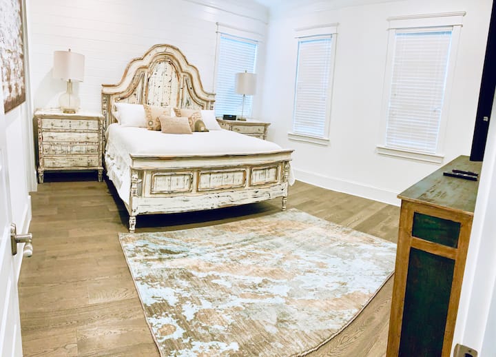 chumba kikuu cha kulala cha Master kilicho na bafu ya kibinafsi na kabati kubwa ya kutembea