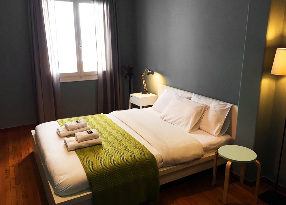 dormitorio con cama tamaño king