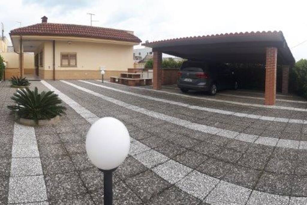 ingresso con posti auto