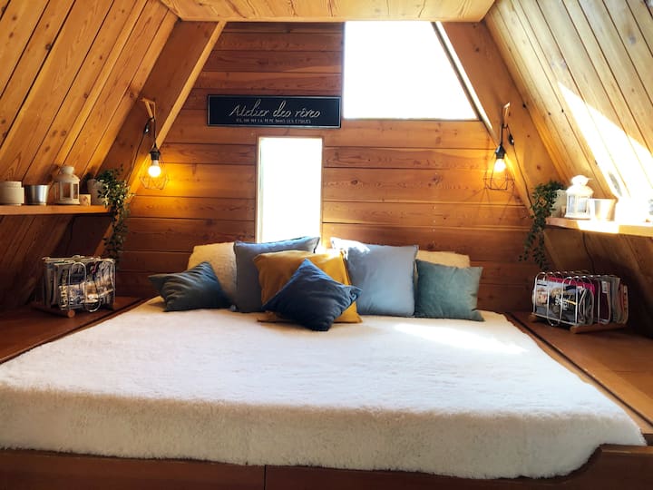 L'alcova è un letto matrimoniale che può ospitare 2 persone