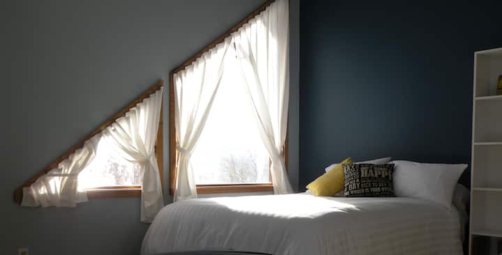 קומה שנייה הפונה דרומה חדר שינה, מיטת קווין סייז, נוף לאגם ולכרם