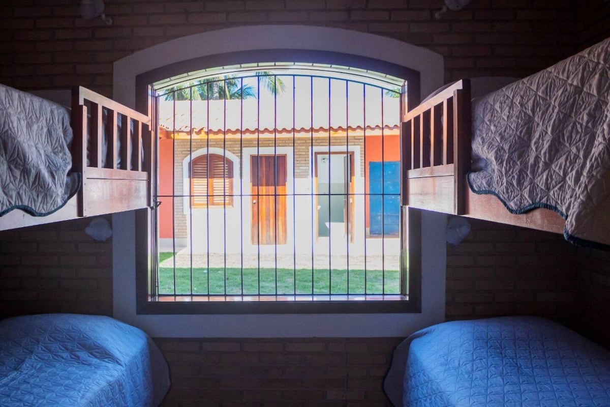 Soba s 2 kreveta na kat i stropnim ventilatorima.