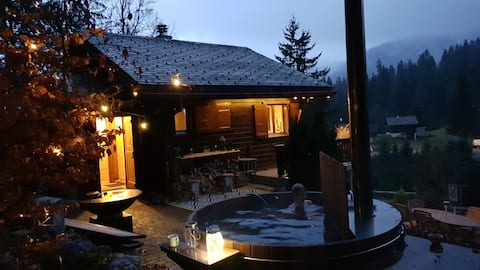 Cosy Chalet in the forest with Wood Fired Hot Tub