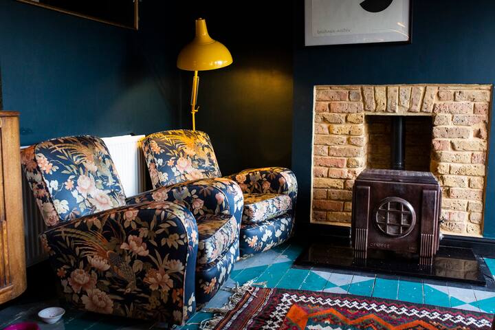 Large quiet double room in my awesome home in Kent