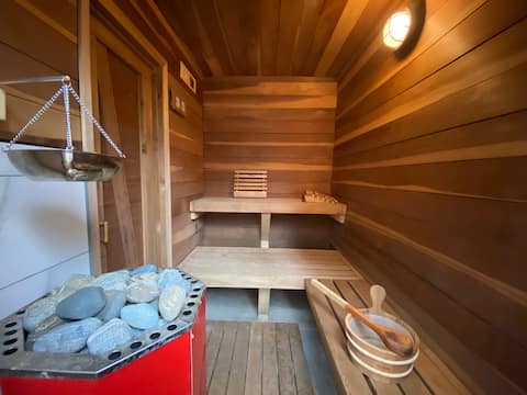 Tiny Oasis: Family Beach Cottage *HOT TUB & SAUNA*