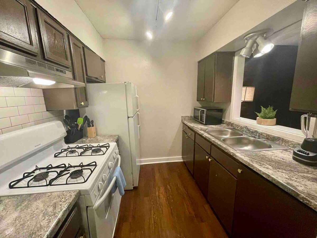 Central 2BR Retreat 5mi from Downtown Patio MC