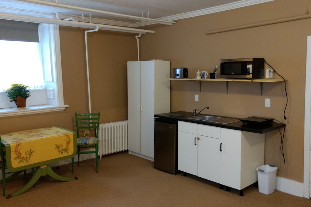 The kitchenette and dining area allow guests to cook simple meals and relax.