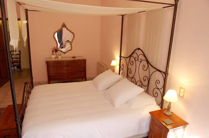 Una habitación espaciosa