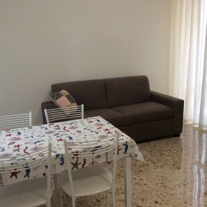 Tinello con divano letto e tv