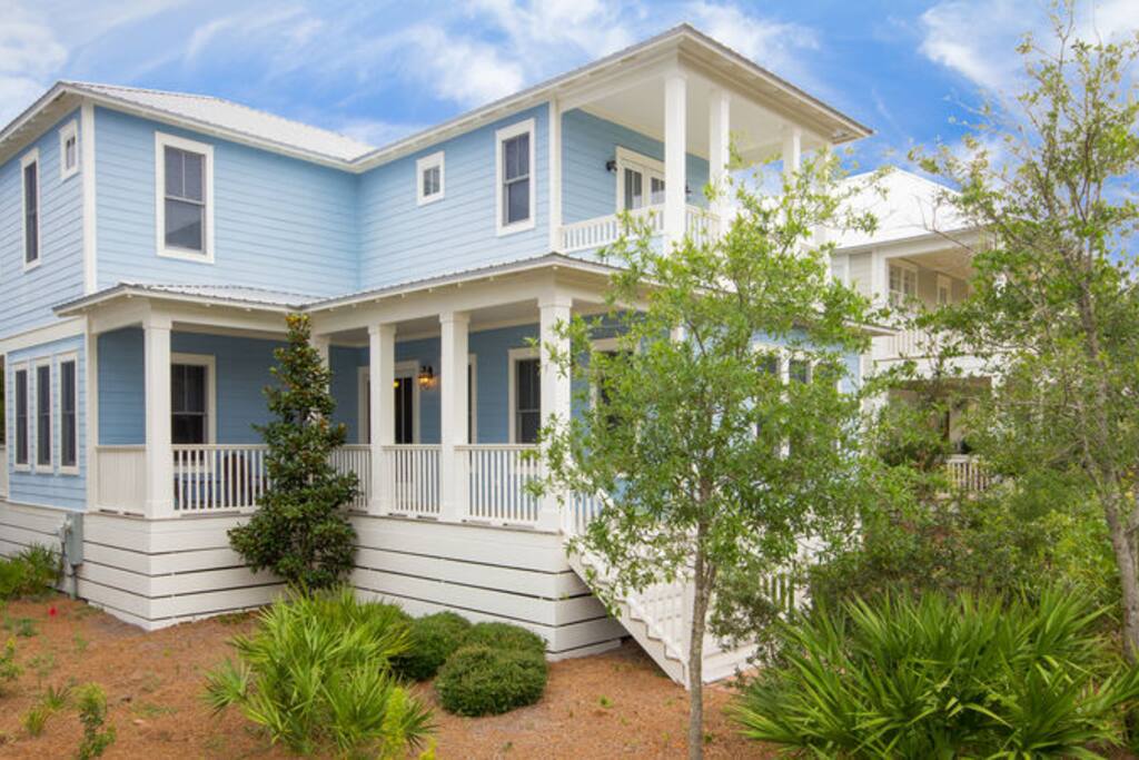 The Picturesque Blue Beauty of Dick's Beach Retreat