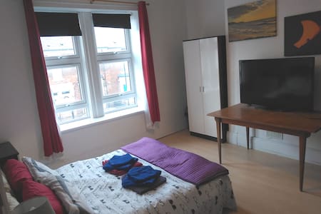 Huge Modern. FREE Parking, WiFi and Cleaning.