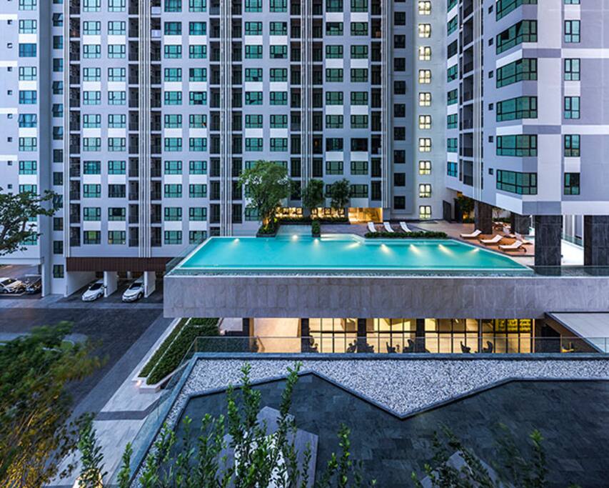 Stunning Apartment Building in the Heart of Town!