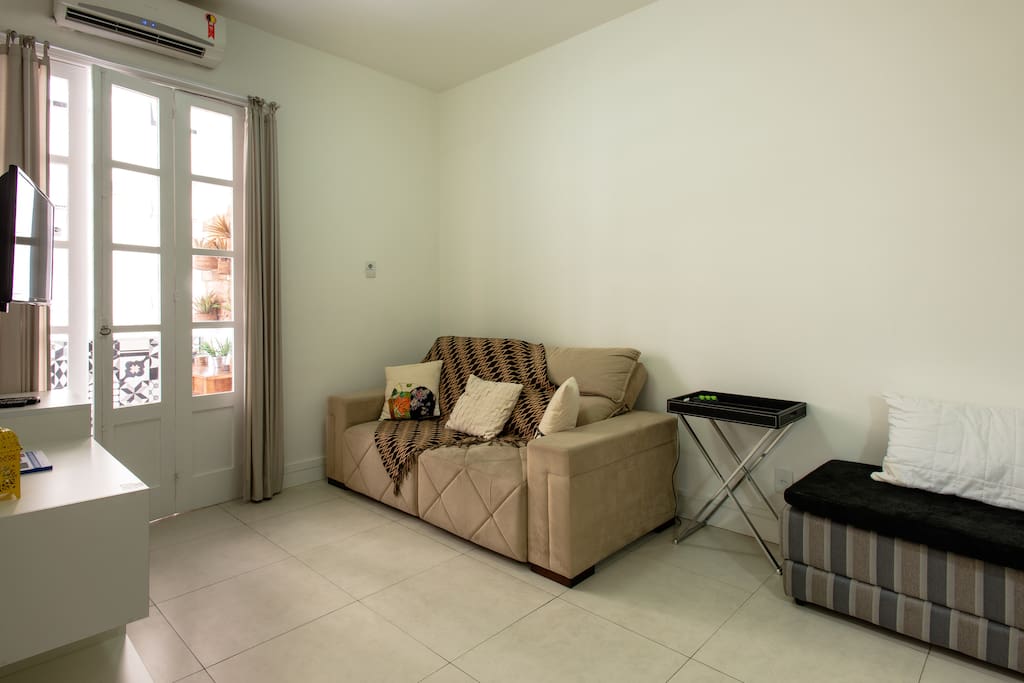 Sala arejada com varanda