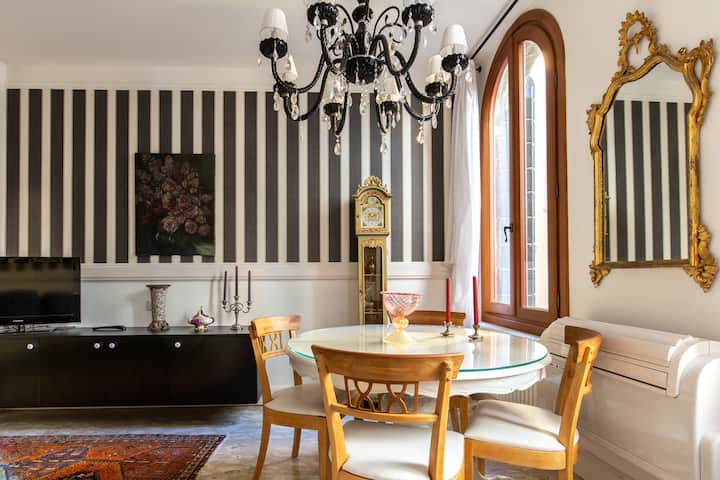 Dreamy Upscale Abode in the Heart of Venice