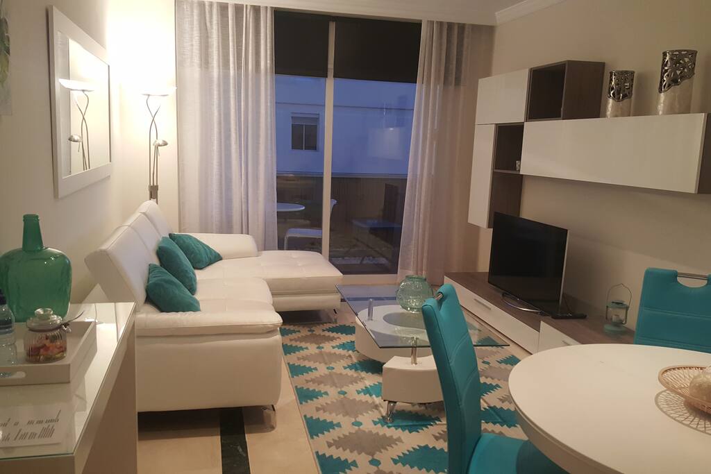 Salón amplio y moderno