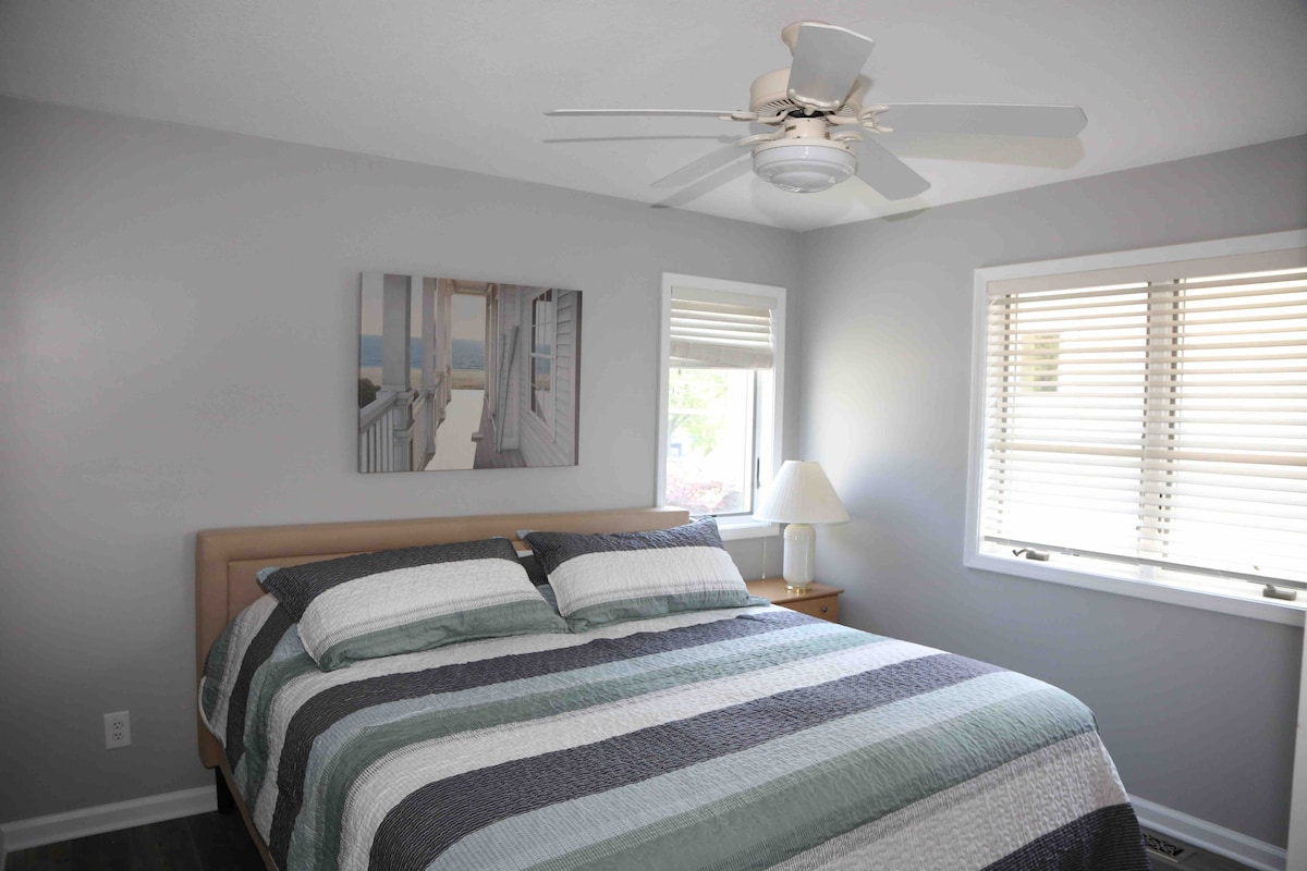 Spavaća soba na katu s bračnim krevetom (širine 180 - 200 cm)