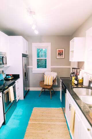 Holiday House! Hot Tub, Marg Machine, Walk 12South gallery image 4