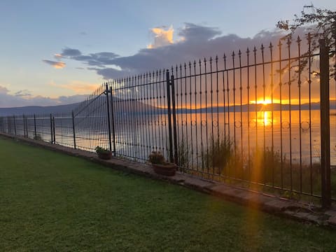 Casa Pelícano / Lakefront in La Floresta