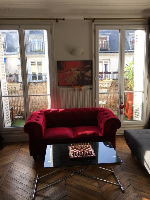 The living room/ La salle à manger