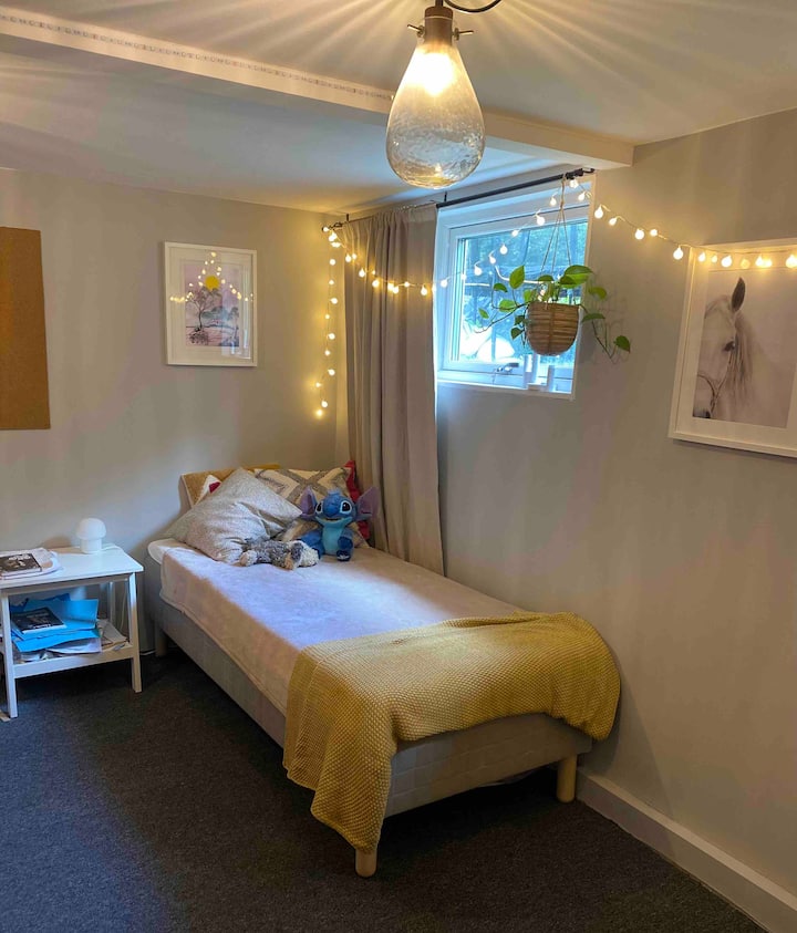 Spálňa s 90 cm posteľou.