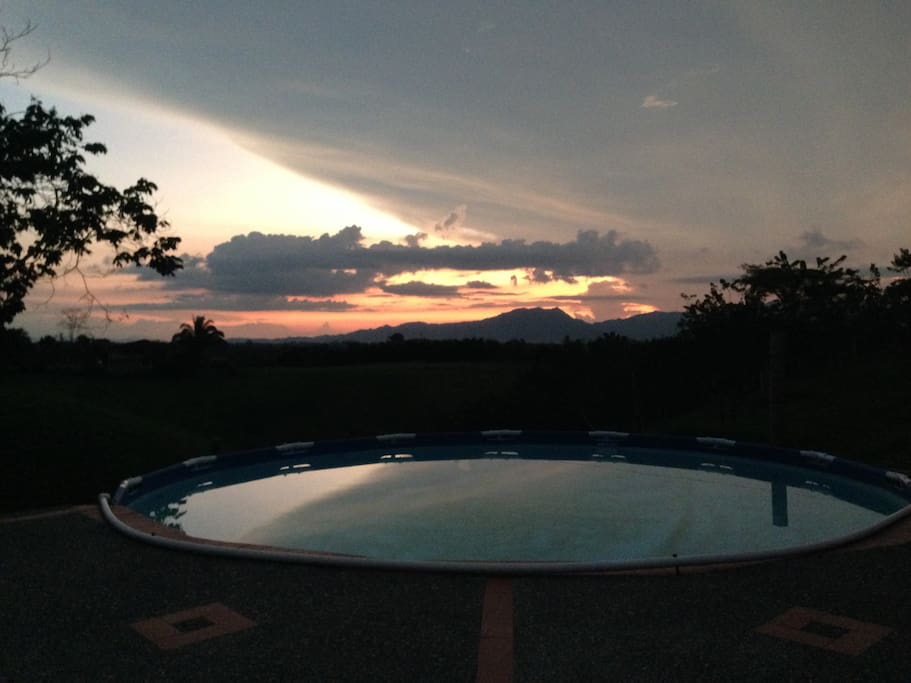 Piscina y hermoso atardecer