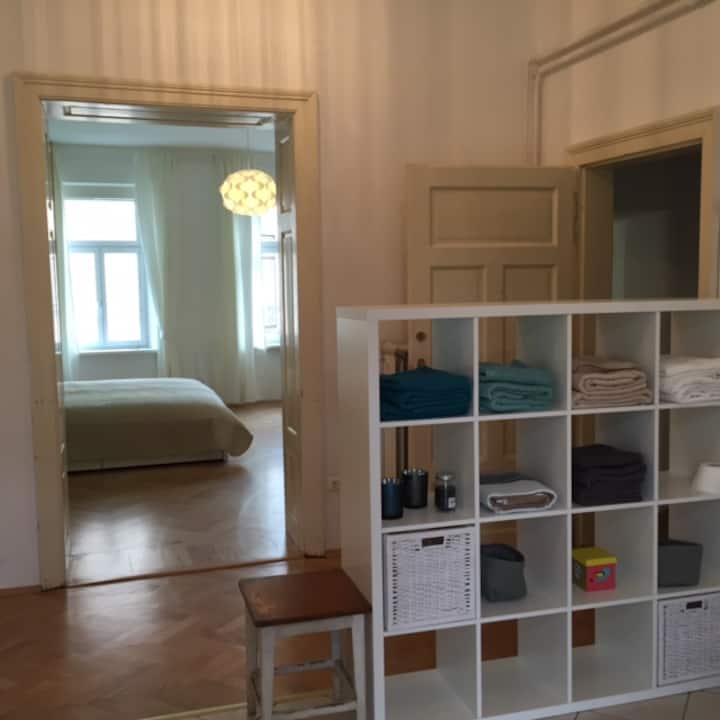 Výhľad z kúpeľne do zelenej spálne