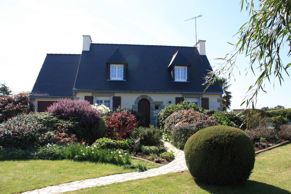 Bienvenue chez nous / welcome to our home