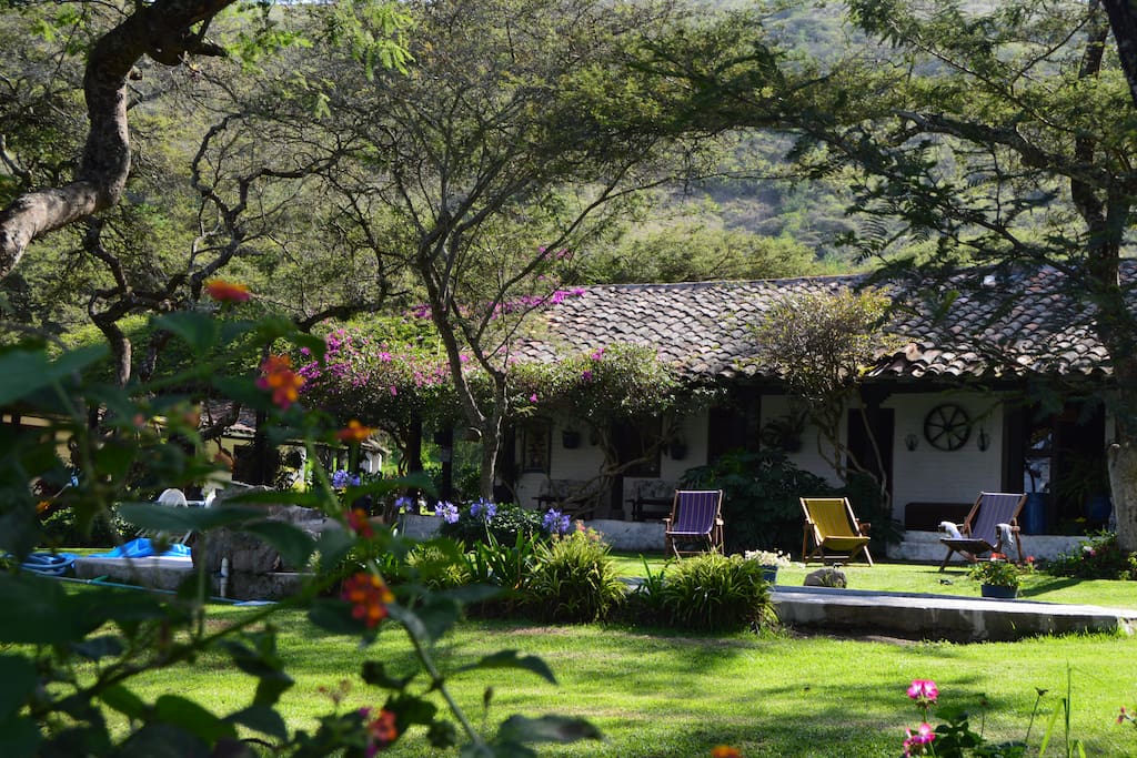 Entre los Hoteles Rurales de Ecuador, la Hacienda San Francisco, a través de su ambiente campestre, le ofrece el lugar ideal para alcanzar la armonía entre cuerpo, mente y alma. Nuestra misión es que Usted disfrute del descanso, del encuentro con la paz interior y del pleno contacto con la naturaleza.