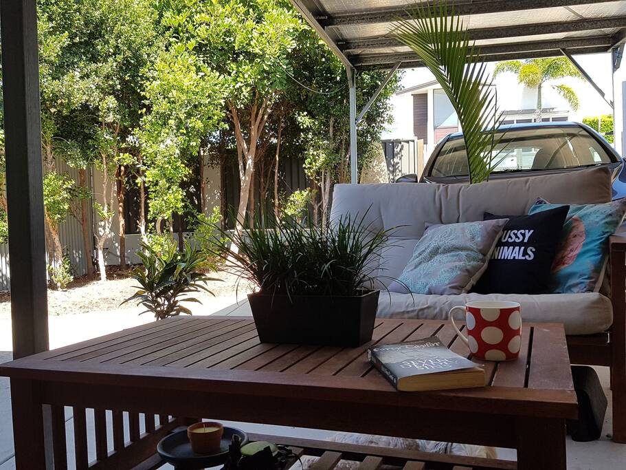 view facing the street, park your car in this car port or free street parking.