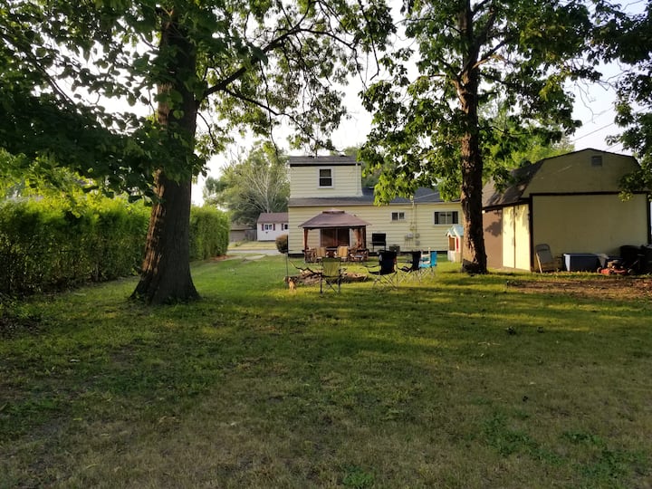 Great cozy 6 bedroom home with gameroom & Firepit.