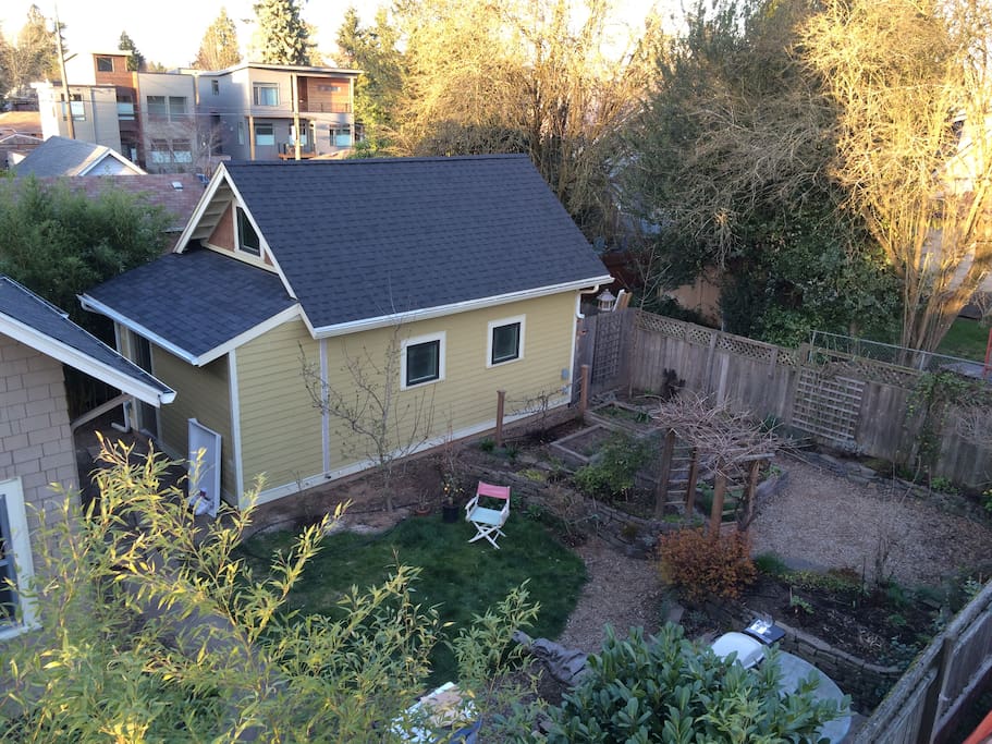 private, fully fenced yard