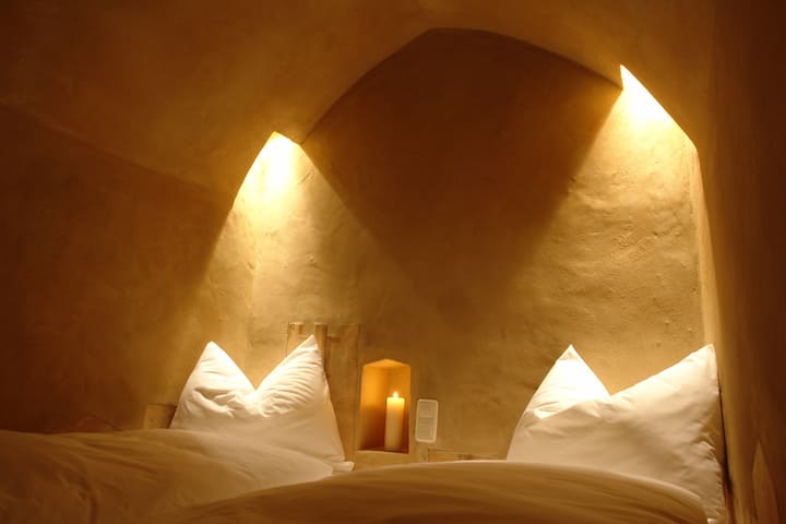 romantisches Bett in der Ferienwohnung Grafenstubn