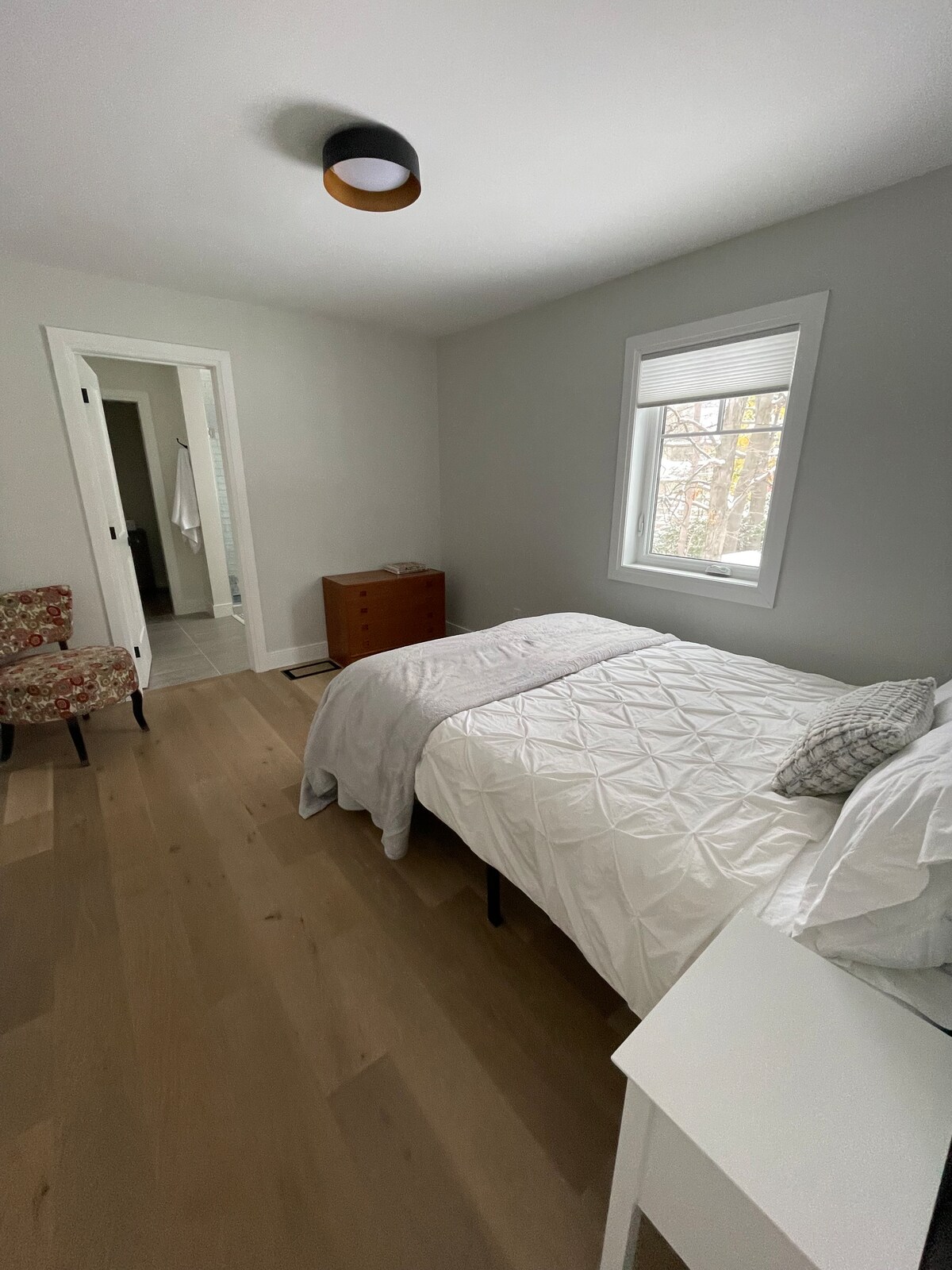 غرفة النوم الثالثة - سرير بحجم وسط