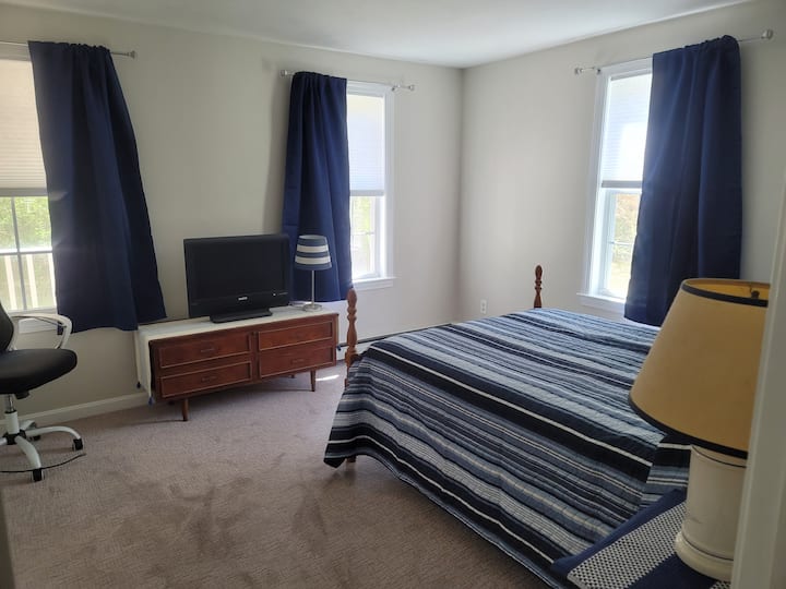 Მესამე საძინებელი 135 × 191 სმ ზომის საწოლით