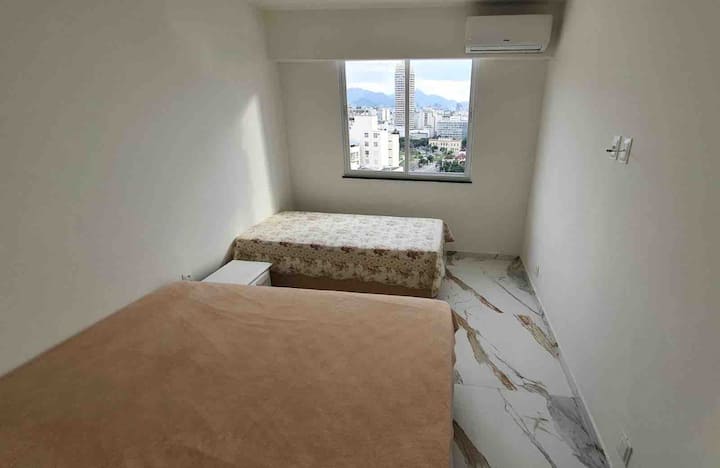 غرفة في الطابق السفلي: سرير واحد متوسط الحجم ، وسرير واحد كبير الحجم ، وتكييف هواء مقسم إلى 12 ألف بتس.