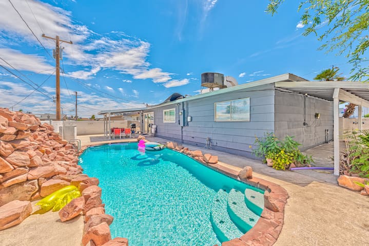 Close to the strip+amazing pool!