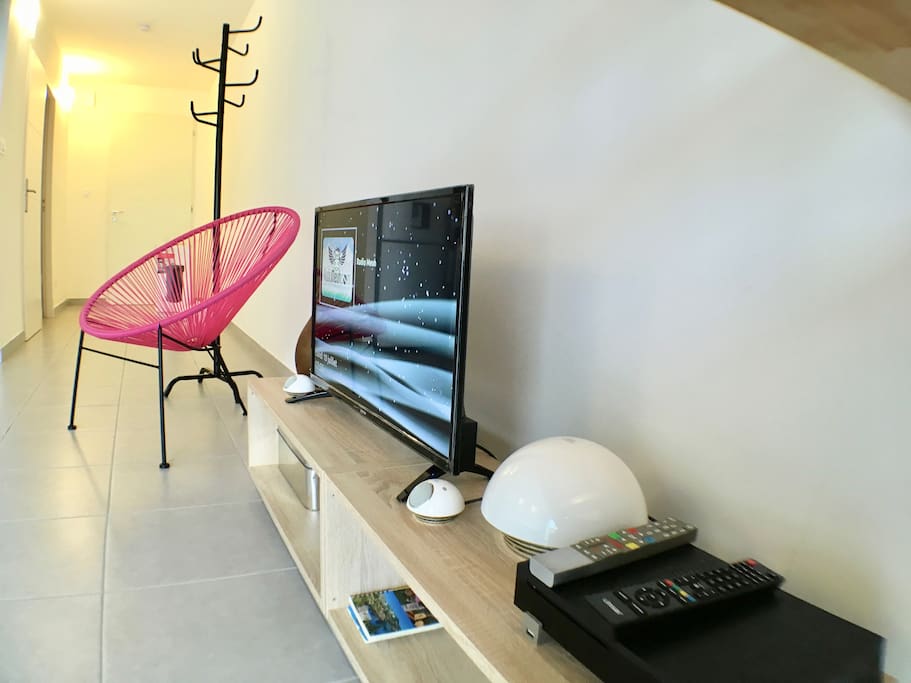 coin tv avec écran plat , lecteur blue ray et enceintes JBL et freebox