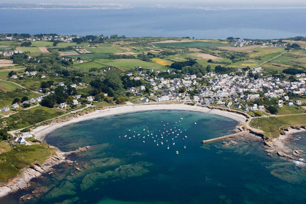 Le village et la plage de Locmaria