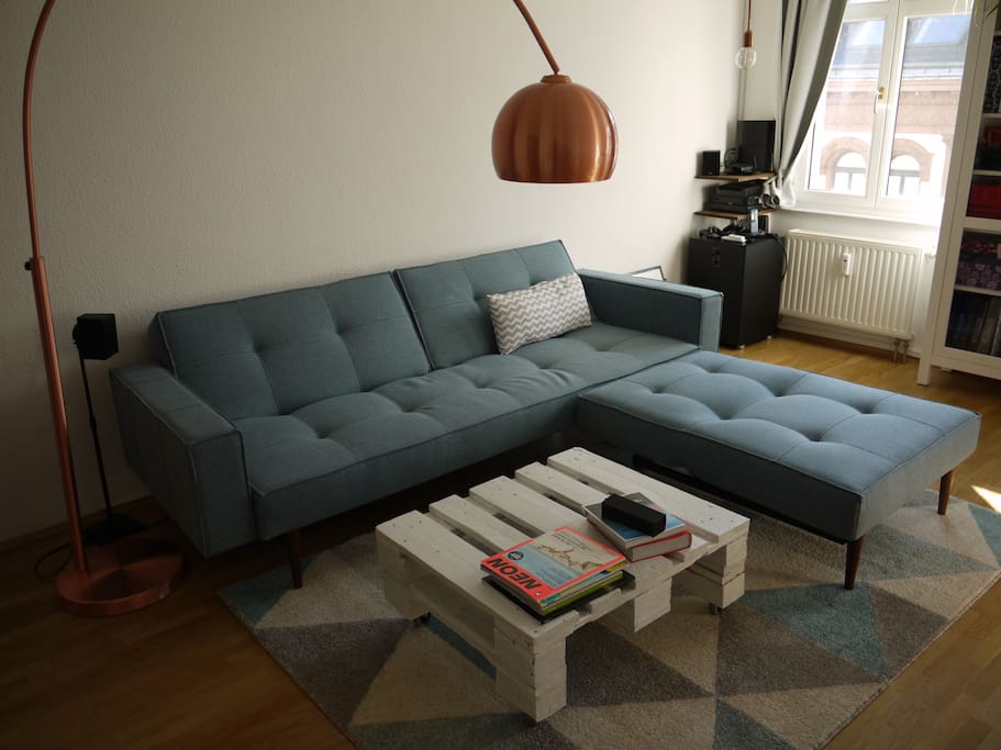 Wohnzimmer.
Die Couch wird bei Bedarf zur Schlafcouch