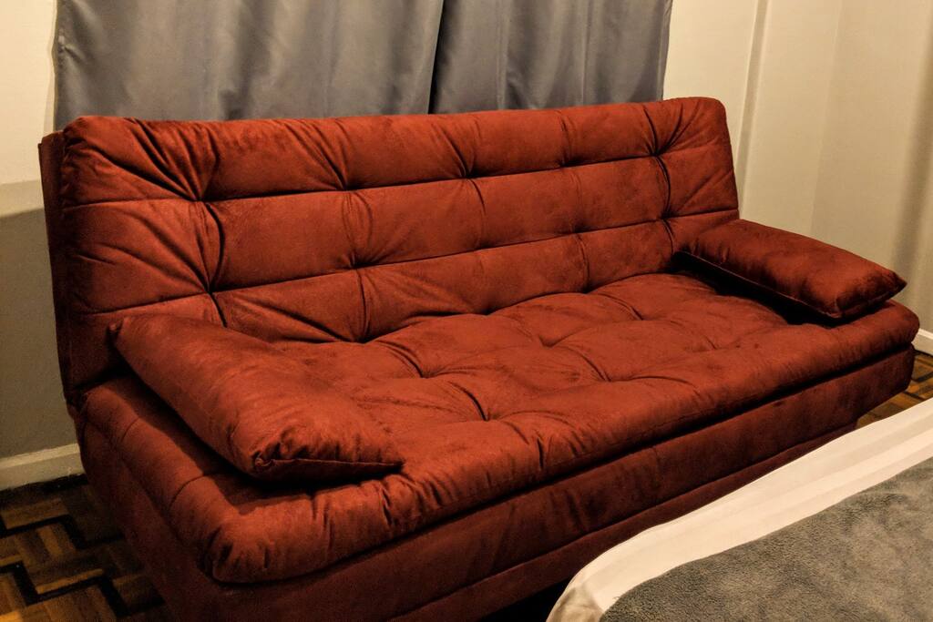 Quarto: Sofá-cama e cortina blackout.