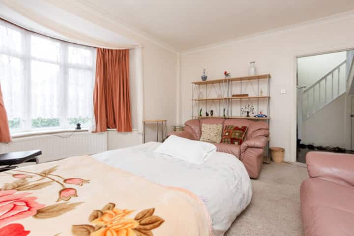 Cosy room - Easy train journey to London Victoria