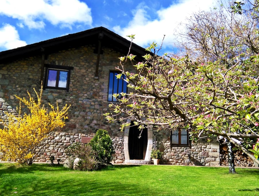 nuestro chalet con el jardín hermoso desde el frente