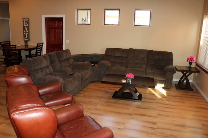Sebule iliyo na sofa ya recliner na recliners mbili za ngozi