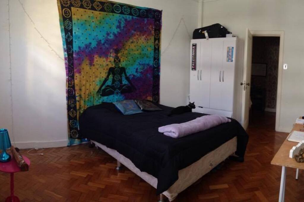 Quarto 01 - Pertences pessoais serão retirados do apartamento, no ato da contratação do aluguel, para maior conforto dos locatários.